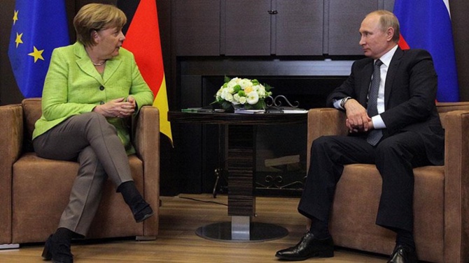 Putin, Merkel ile Suriye'yi görüştü