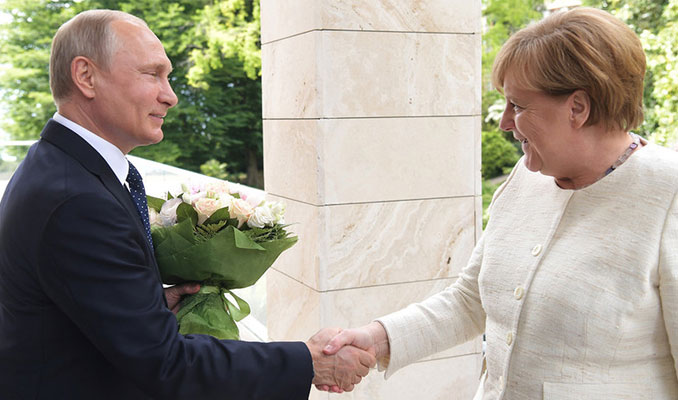 Putin'den Merkel'e çiçekle gözdağı
