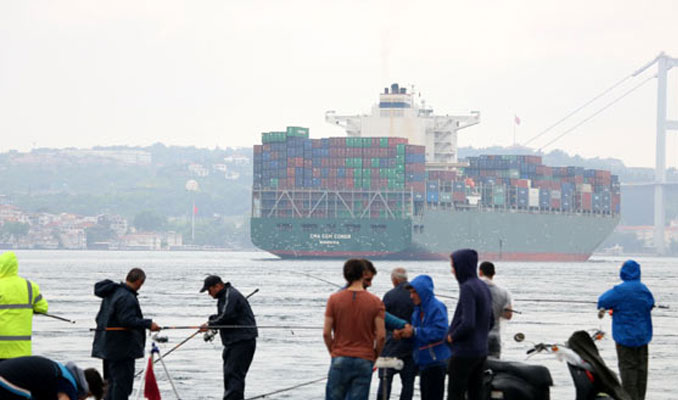 Dev kargo gemisi İstanbul Boğazı'ndan geçti