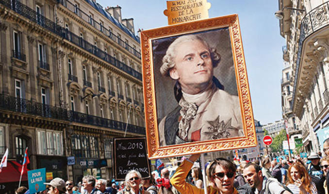 Paris'te halk Macron'a karşı isyan etti