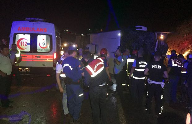 Yolcu otobüsü devrildi: 3 ölü, 40 yaralı