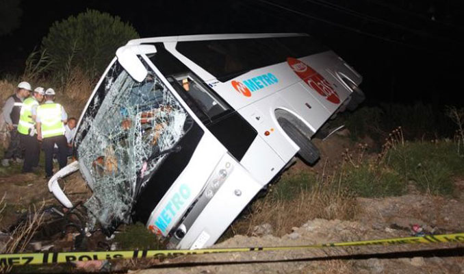 Yolcu otobüsü devrildi: 45 yaralı!