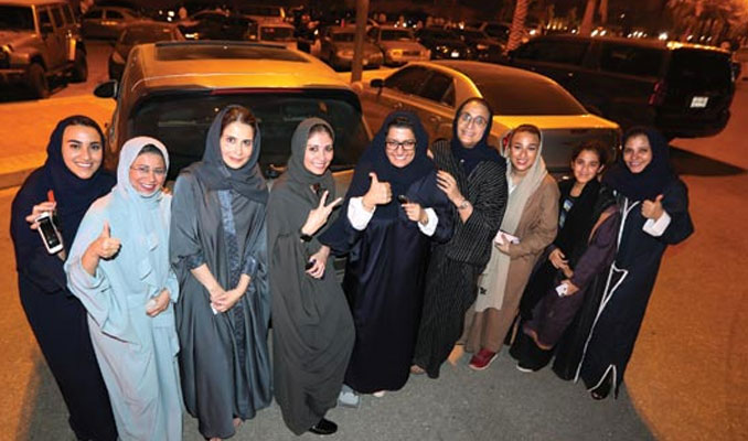 Suudi kadınlar araba kullanmaya başladı
