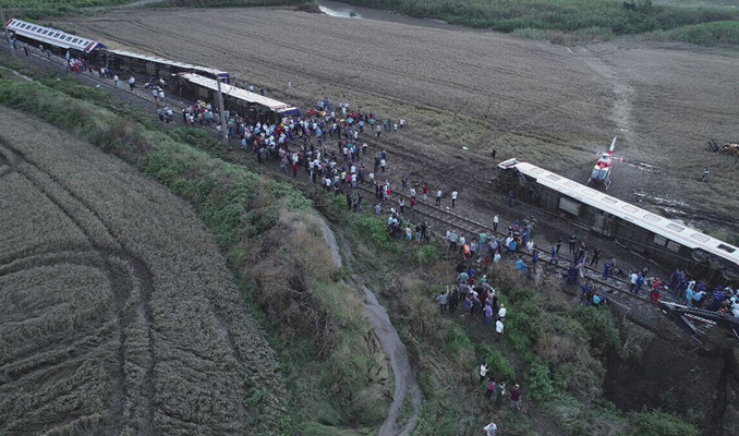  Yolcu treninin vagonları devrildi: 24 ölü