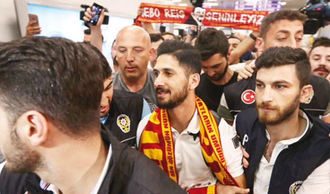 Emre Akbaba tazminat için mi Galatasaray'a gitti?