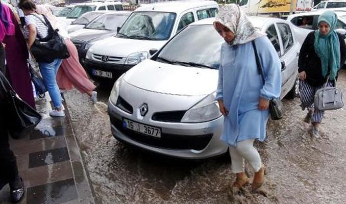 Erzurum'da yağış hayatı felç etti