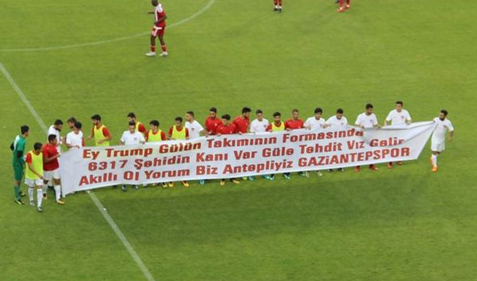Gaziantepsporlu futbolculardan Trump'a pankartlı tepki