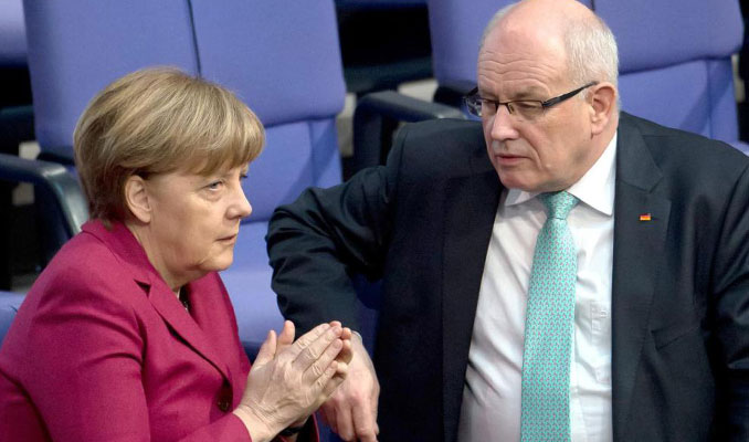 Almanya'da Merkel'i sarsan siyasi deprem! Güvenoyu çağrısı