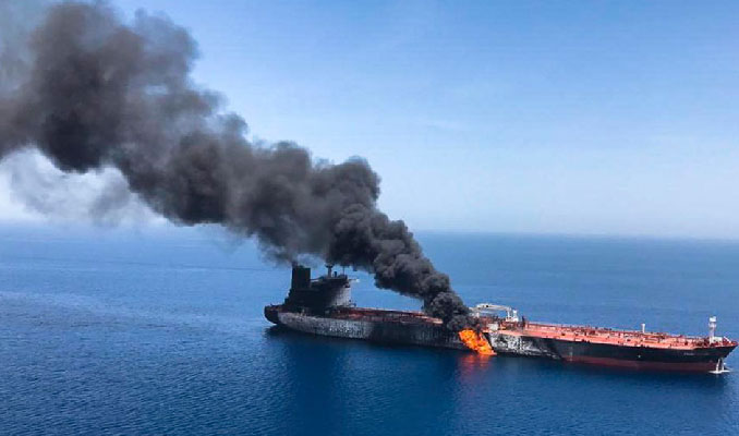 Cidde Limanı açıklarında İran'ın petrol tankerinde patlama