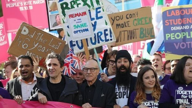 Londra'da on binlerce kişi yeni referandum talebiyle yürüdü!
