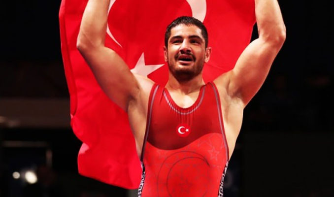 Milli güreşçi Taha Akgül altın madalyanın sahibi oldu