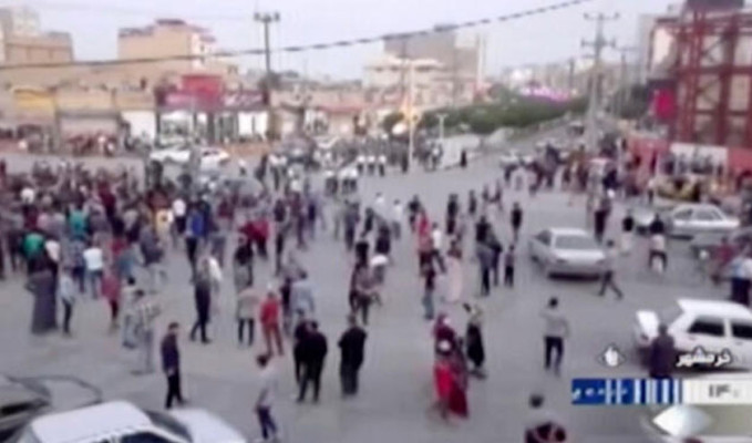 İran'daki gösterilerde bir polis öldürüldü