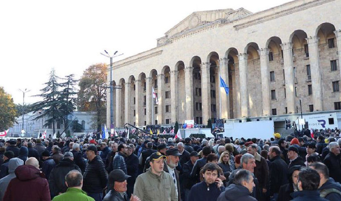 Gürcistan'da binlerce kişi Parlamento binasını kuşattı