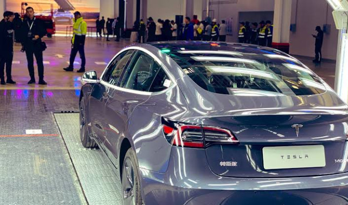 Tesla Çin'de üretilen ilk Model 3 teslimatını yaptı