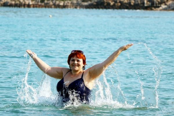 Antalya'da aralık ayında turistlerin deniz keyfi