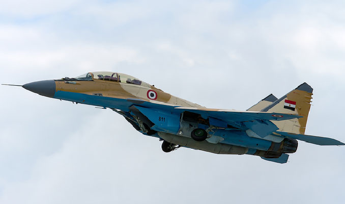 Mısır'da savaş uçağı düştü