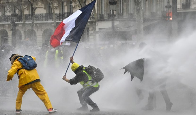 Fransa'da eylemcilere sert ceza öngören yasa tasarısı onaylandı