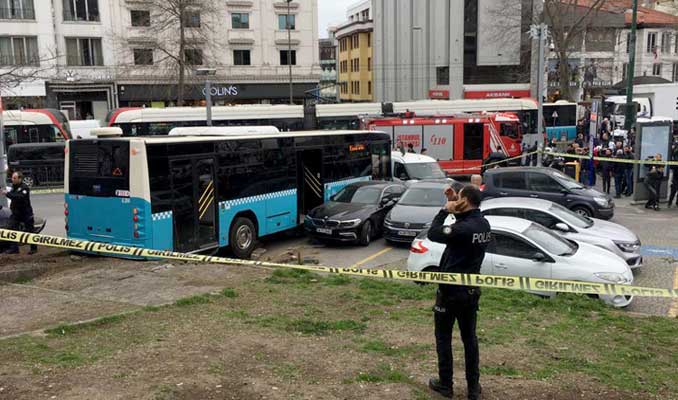 Beyazıt'ta halk otobüsü 5 araca birden çarptı
