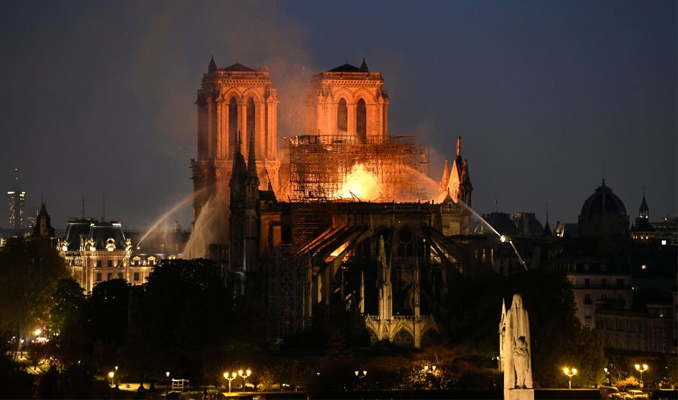 Paris'te Notre Dame Katedrali'ndeki yangın 8.5 saatte söndürüldü