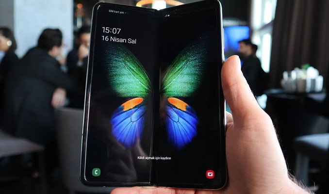 Samsung'un katlanabilir ekranlı telefonu arıza verdi