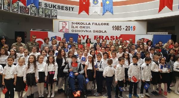 Türk askerinden Kosovalı öğrencilere eğitim desteği