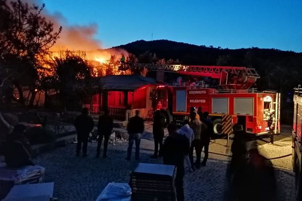 Asos'ta korkutan otel yangını