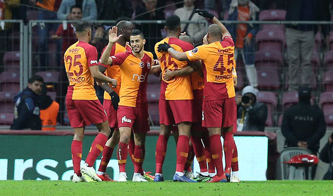 Galatasaray şampiyonluk yarışına tutundu