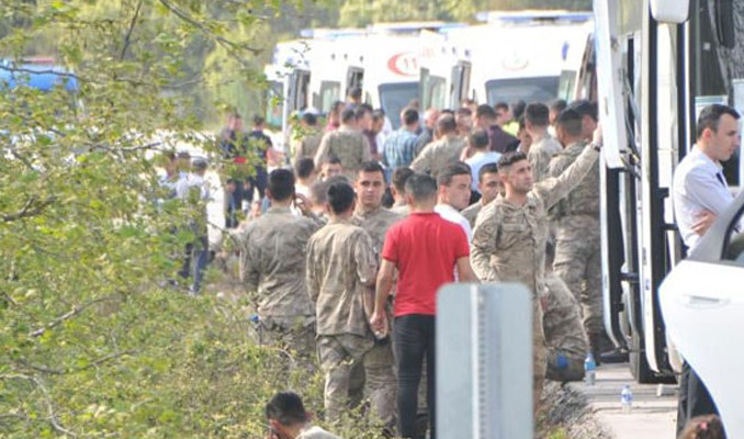 Çanakkale'de askerleri taşıyan otobüs yan yattı: 7 yaralı