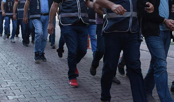 İzmir merkezli FETÖ operasyonları: 14 gözaltı