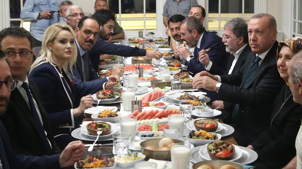 Erdoğan canlı yayın sonrası Çengelköy'de yemek yedi