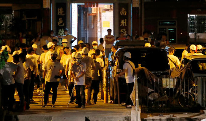 Hong Kong'da maskeli grup sopalarla protestoculara saldırdı