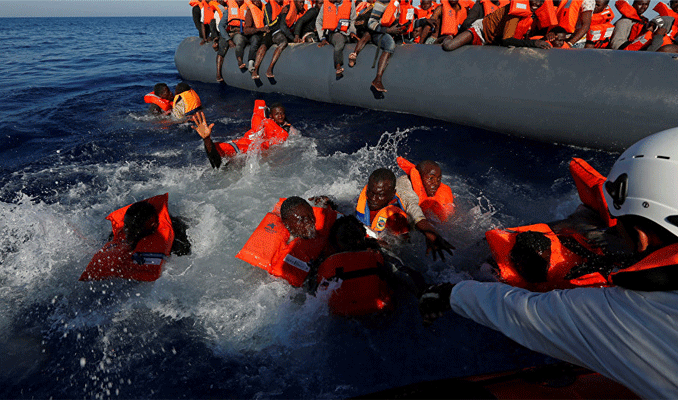 Mülteci taşıyan gemi battı çok sayıda yolcu kayıp 