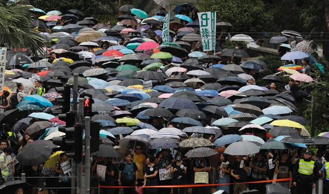 Hong Kong'da binlerce kişi yine sokakta