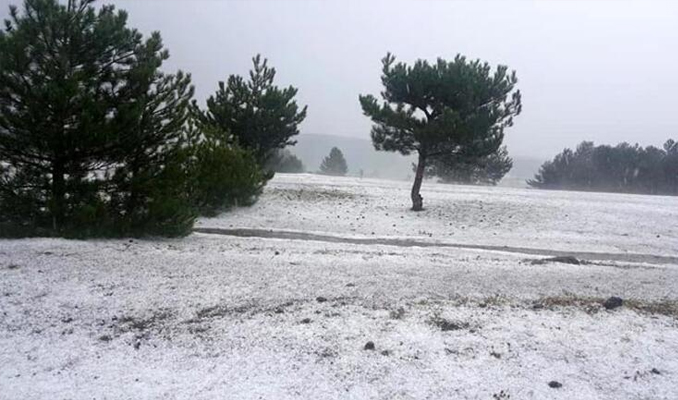 Kastamonu'da dolu yağışı kış görüntüsü oluşturdu
