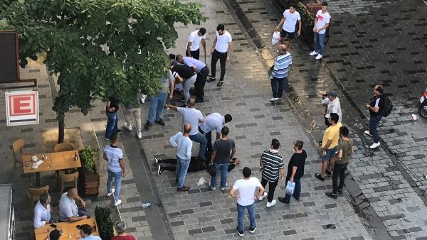 Taksim'de makaslı, bıçaklı kavga 
