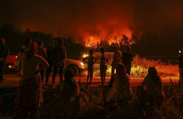 İzmir'deki yangının mahallelere sıçraması önlendi