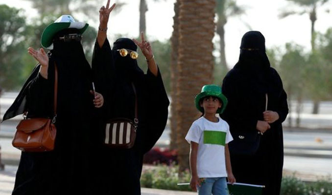 Suudi kadınlar yanlarında erkek olmadan seyahat edebilecek