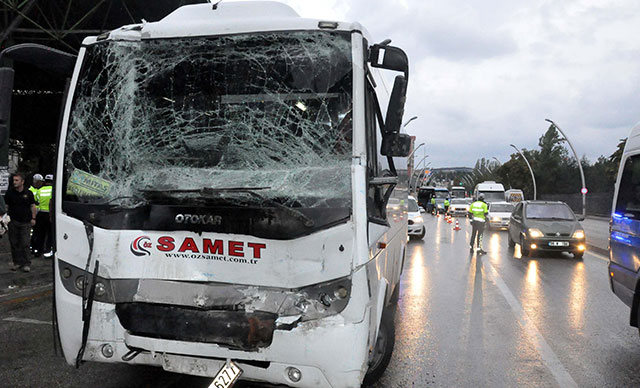 Polis servisi, yolcu otobüsüne çarptı: 8 yaralı