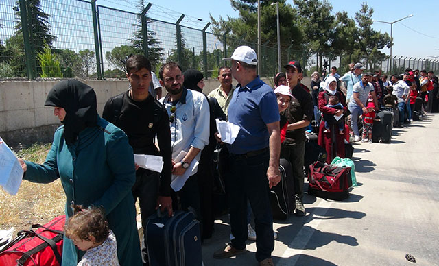 Suriyeliler Türkiye sınırına akın akın geliyorlar