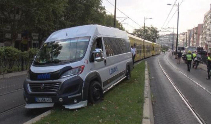 İstanbul'da tramvay yolunda seferleri durduran kaza!