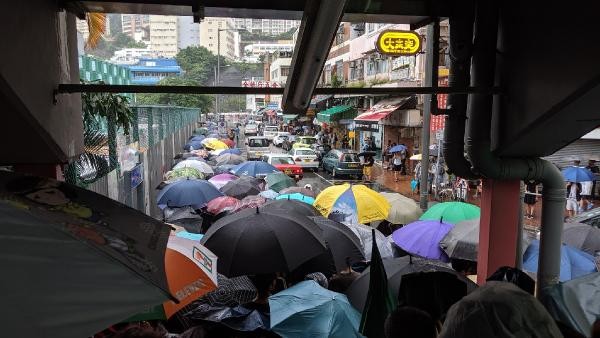 Hong Kong’da protestolar, polis izni ile devam ediyor