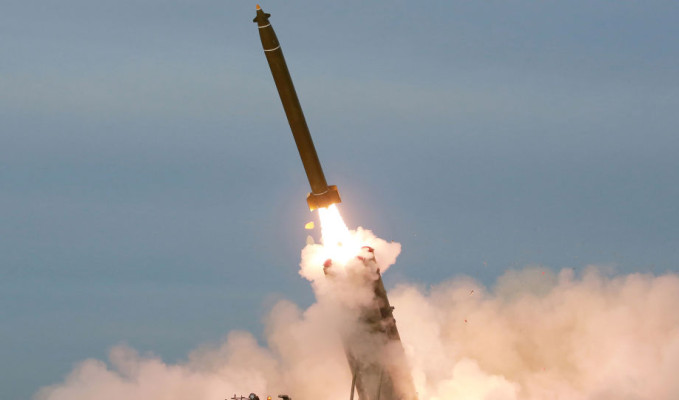 Kuzey Kore, yeni 'süper büyük' çoklu füze fırlatma sistemini denedi