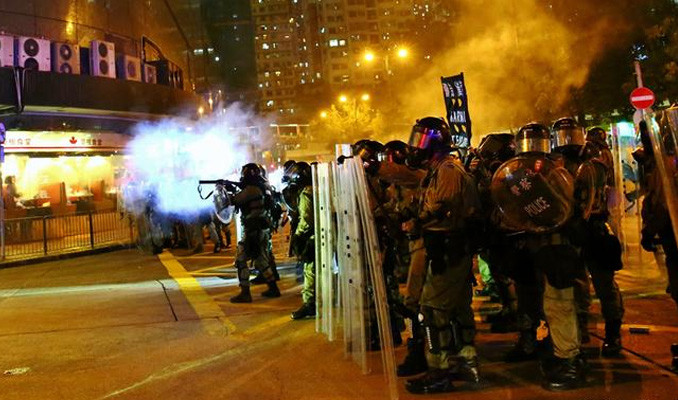 Hong Kong’daki protestolarda polis müdahalesi