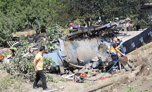 Kayseri'de iş makinesı eve girdi: 4 kişi öldü