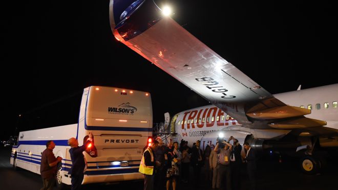 Trudeau'nun uçağına otobüs çarptı