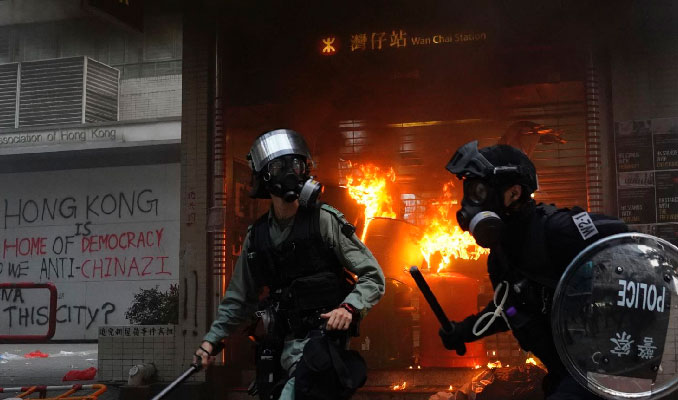 Hong Kong'da protestolara sert müdahale