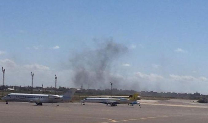 Trablus'ta havalimanına roket: Uçuşlar durdu