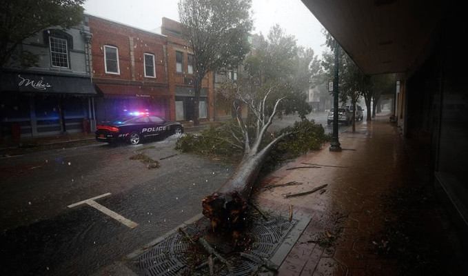Delta Kasırgası ABD'de yüz binlerce kişiyi elektriksiz bıraktı