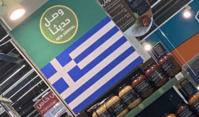 Türk ürünlerinin yerine Yunan bayrağı asıyorlar