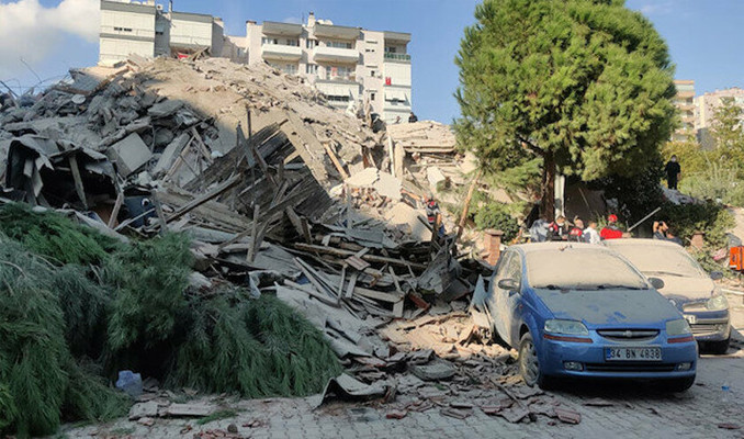 İzmir'de çöken binada arama kurtarma çalışması başlatıldı